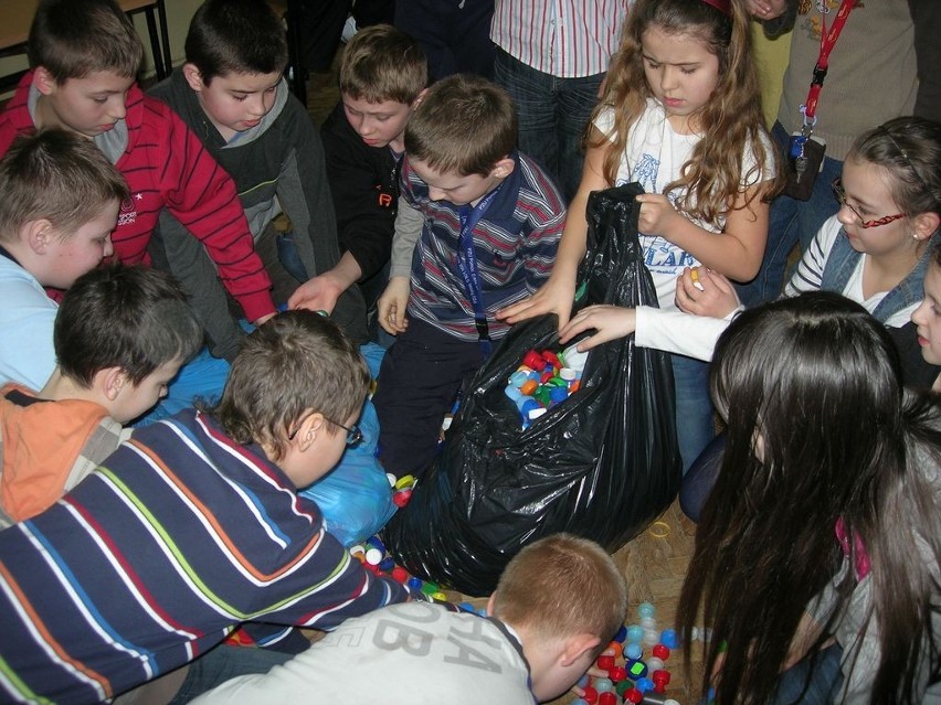 Uczniowie z Opola zbierają nakrętki, aby pomóc Kamilowi