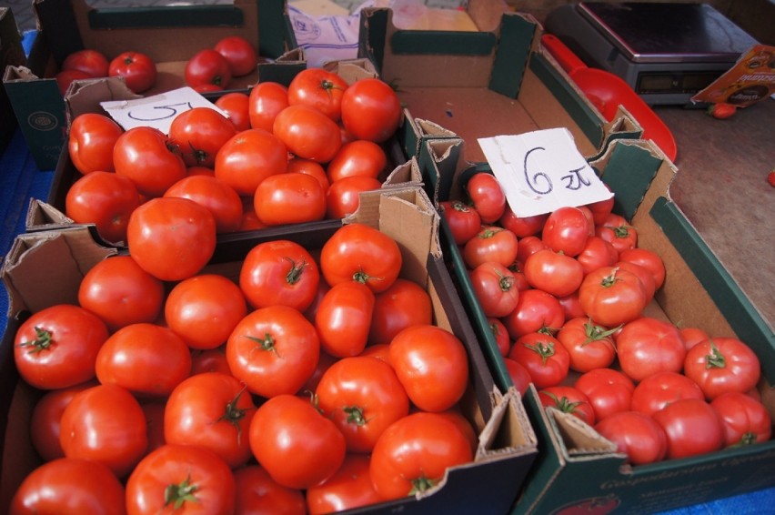 Na targowisku w Radomsku handel kwitnie. Jakie ceny warzyw i...