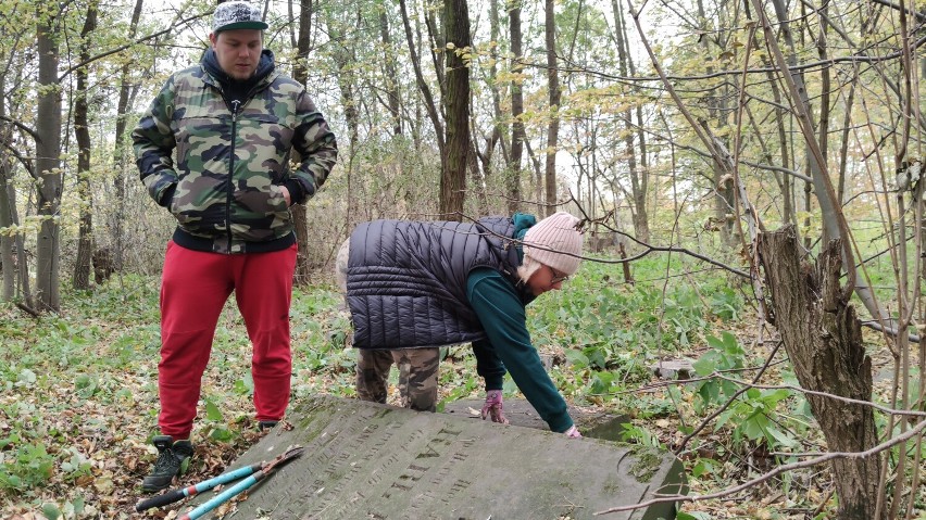 Cmentarz w Truszczanku jak śmietnik. Akcja sprzątania...