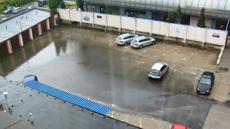 Zalany parking na Jawornickiej w Poznaniu