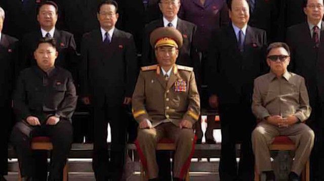 Rodzina Kimów - Kim Dzong Il (pierwszy z prawej) oraz Kim Dzong Un po przeciwnej stronie.