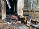 Ostrołęka. Pożar domu przy ul. Leśnej, 27.10.2021. W środku strażacy znaleźli ciało mężczyzny.  Zdjęcia