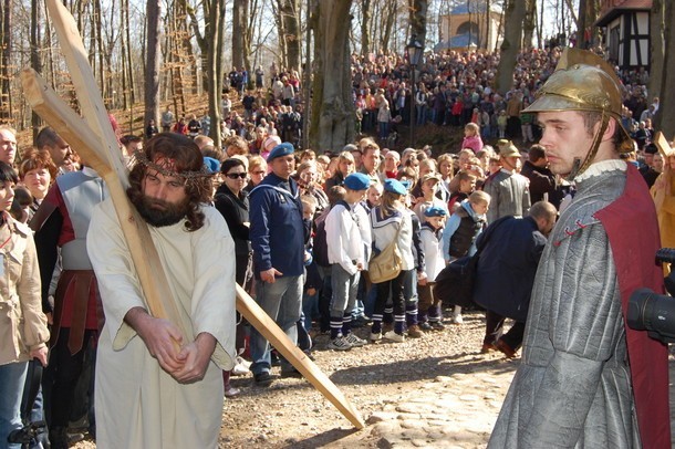 Wielki Piątek to jedyny dzień w roku, kiedy nie sprawuje się...