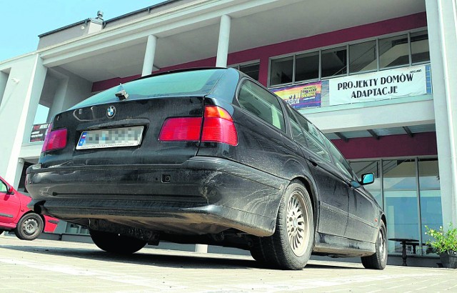 Ani policja, ani Straż Miejska nie wiedzą, jak rozwiązać sprawę porzuconego BMW