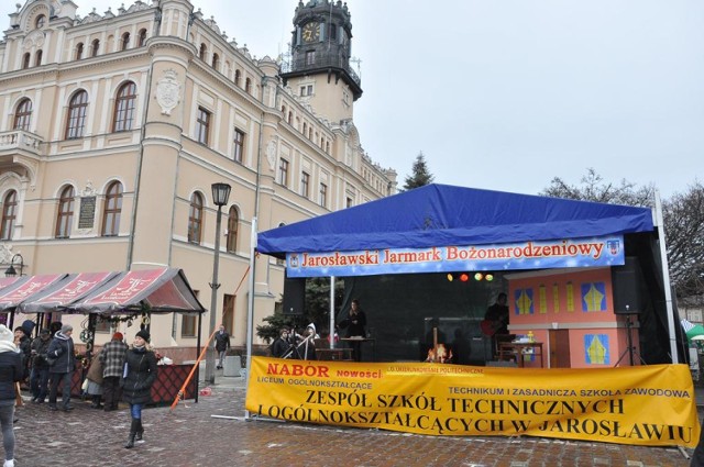 Z okazji Jarmarku Bożonarodzeniowego na jarosławskiej scenie wystąpił jedenastoosobowy zespół aktorów z Zespołu Szkół Technicznych i Ogólnokształcących im. Stefana Banacha w Jarosławiu, przygotowany pod kierunkiem p. Joanny Zarychty, p. Anny Pszon-Ziegielheim i p. Zofii Kulnianin. Uczniowie naszej szkoły zaprezentowali inscenizację opartą na motywach "Opowieści wigilijnej" Karola Dickensa.