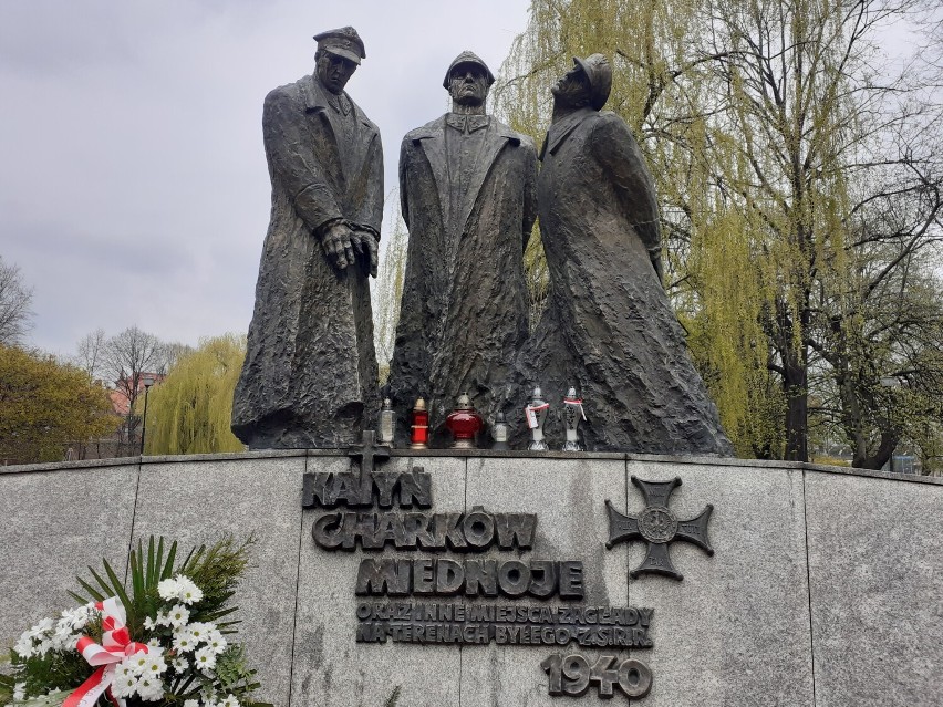 Katyński marsz pamięci przeszedł ulicami Katowic,  w 82. rocznicę zbrodni katyńskiej - zobacz ZDJĘCIA