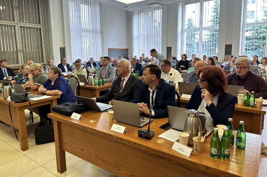 Radni Rady Miasta w Piotrkowie podczas sesji absolutoryjnej