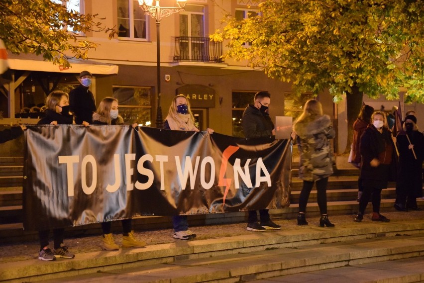 Kolejny protest kobiet w Białymstoku pod hasłem "to jest wojna". Okrzyki na Rynku Kościuszki (ZDJĘCIA) 9.11.2020