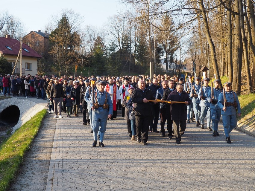 Powiat kraśnicki. Za nami nabożeństwo Drogi Krzyżowej po Grodzisku Wczesnośredniowiecznym w Leszczynie (ZDJĘCIA)