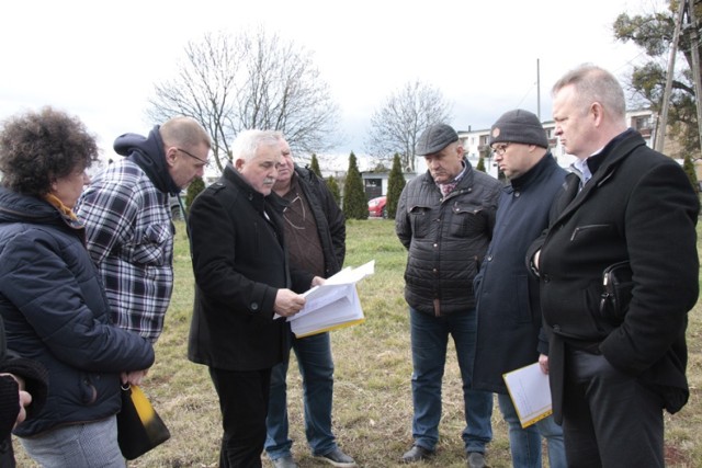 W marcu nastąpiło przekazanie placu budowy firmie Damiana Maryniaka, a kilka miesięcy później gmina Syców zerwała z nim umowę