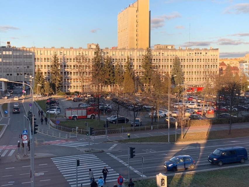 Bomba w Urzędzie Marszałkowskim w Kielcach? Ewakuacja i akcja służb ratunkowych w centrum miasta