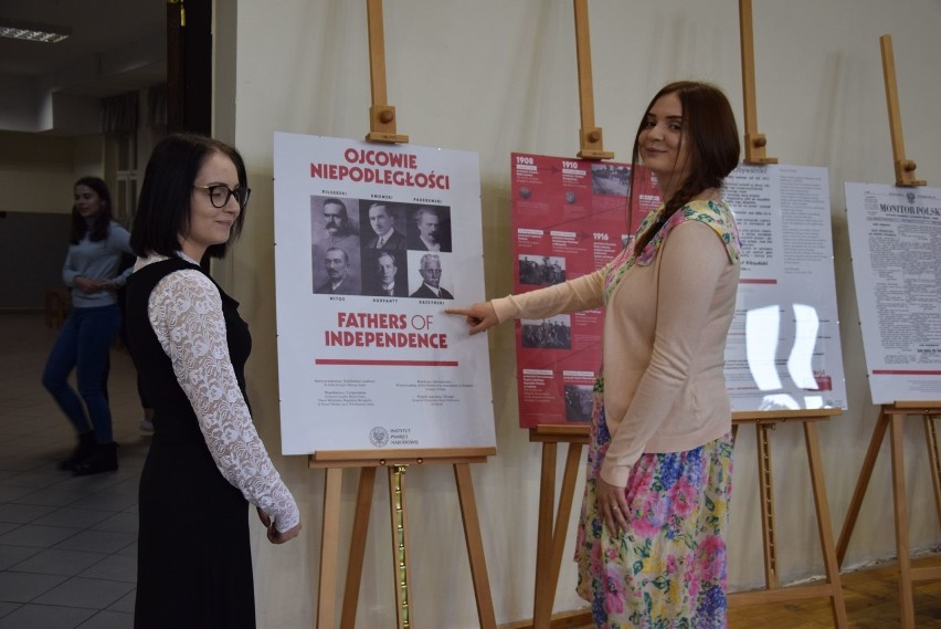 Uczniowie nowosolskiego liceum ogólnokształcącego przygotowali wystawę z okazji jubileuszu odzyskania przez Polskę niepodległości 