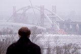 Budowa mostu w Toruniu - ZDJĘCIA. Łuki już prawie na podporach!