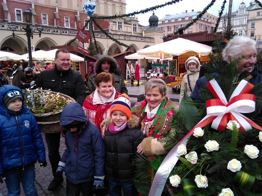 Kraków. Kwiaciarki złożyły kwiaty pod pomnikiem Adama Mickiewicza