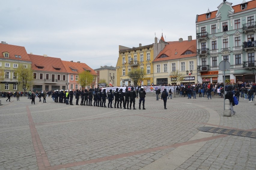 W Gnieźnie trwa Marsz Równości. Pojawiły się też liczne ugrupowania opozycyjne [FOTO, FILM]