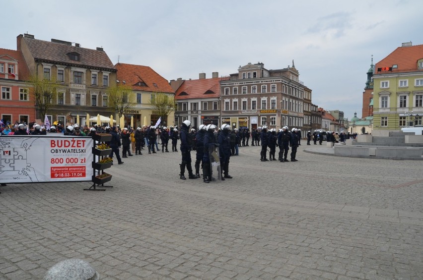 W Gnieźnie trwa Marsz Równości. Pojawiły się też liczne ugrupowania opozycyjne [FOTO, FILM]