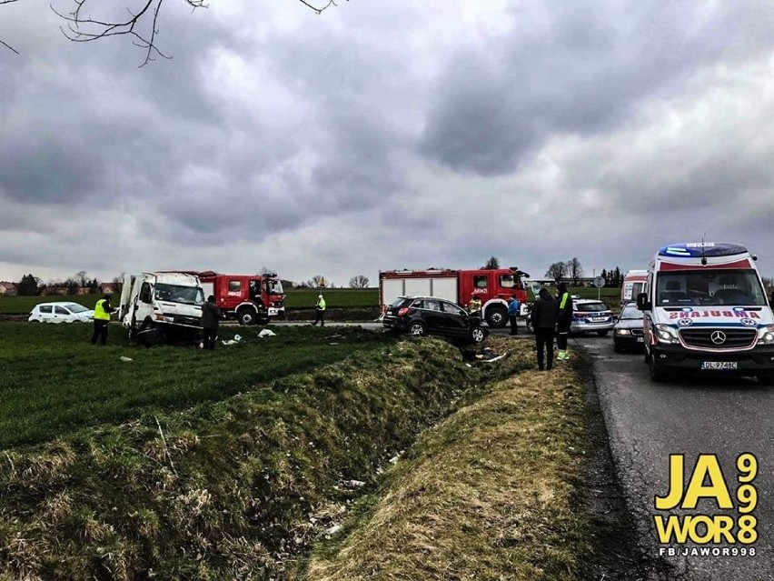 Bus i osobowy opel zderzyły się pod Jaworem. Trzy osoby ranne [ZDJĘCIA]