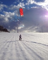 Snowkiting, czyli zimowy kitesurfing w powiecie puckim. Patrz jak latają nad polami | WIDEO, ZDJĘCIA