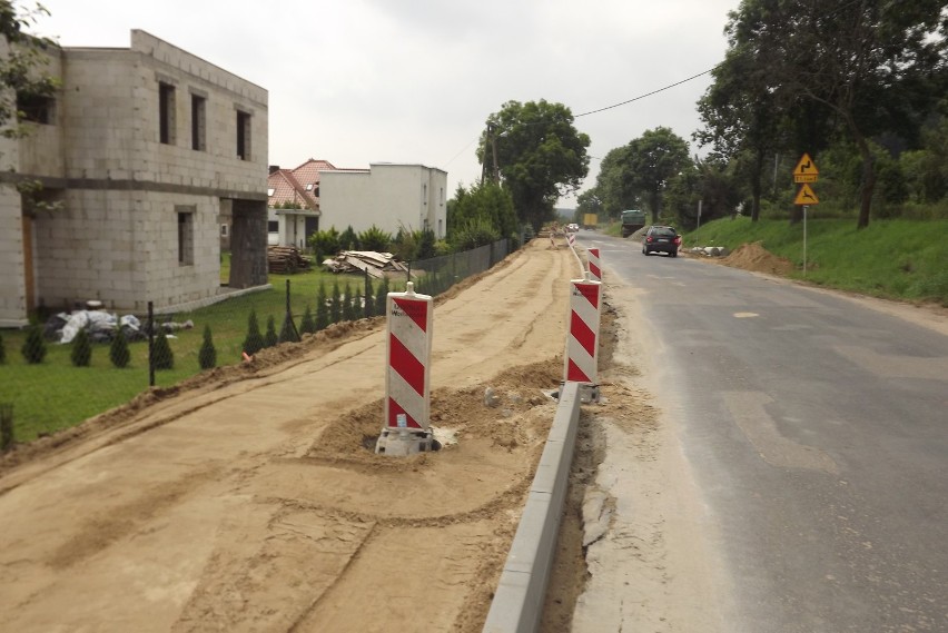 W Antoniewie trwa budowa chodnika wraz z towarzyszącą mu infrastrukturą