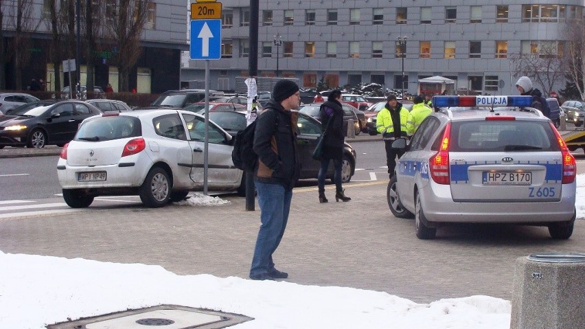 Na ul. Domaniewskiej zderzyły się dwa auta [ZDJĘCIA]