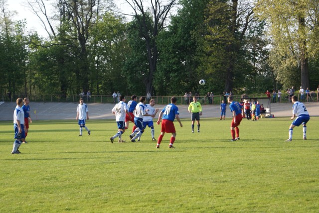Calisia Kalisz wywalczyła awans do II ligi, ale mecze piłkarzy w Kaliszu stoją pod dużym znakiem zapytania.