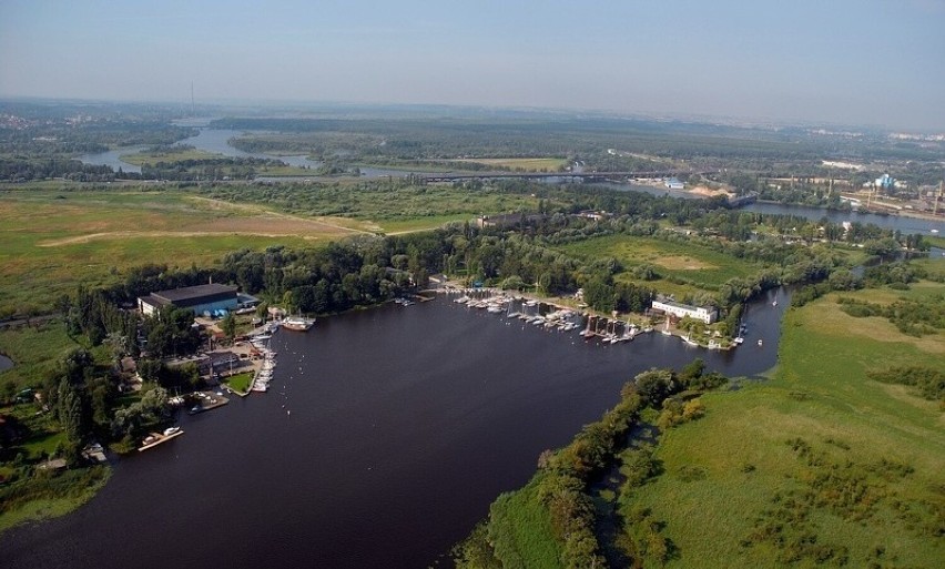 Jest to czwarte największe jezioro w Polsce, a pierwsze w...