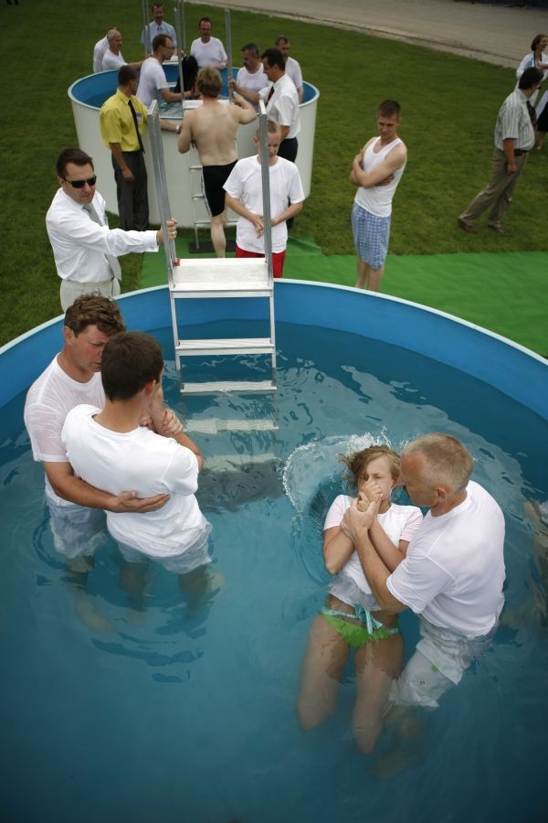 Chrzest przez pełne zanurzenie w wodze odbędzie się w sobotę podczas kongresu świadków Jehowy we Wrocławiu.