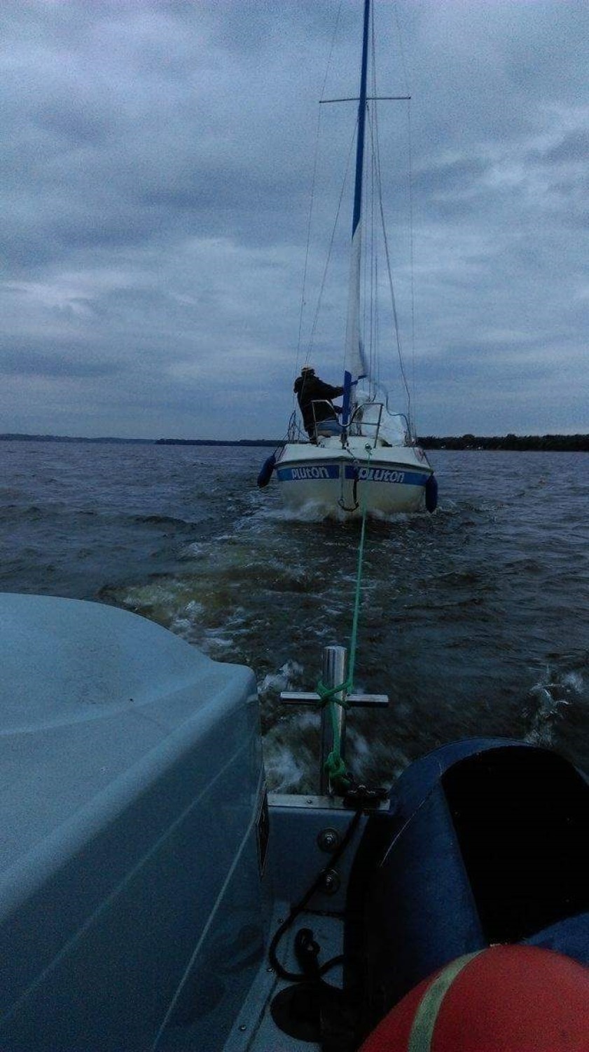 Policjanci z Ogniwa Prewencji na Wodzie we Włocławku uratowali załogę łodzi