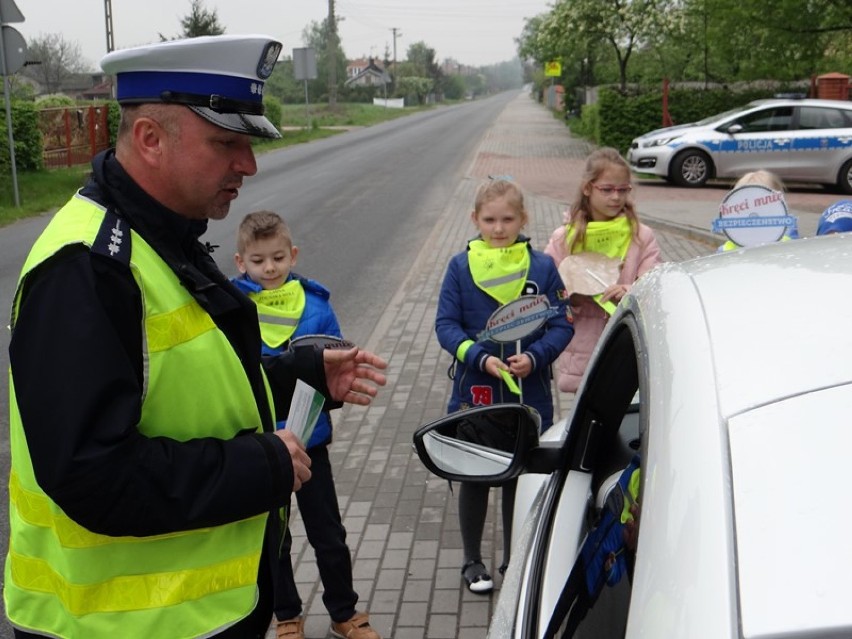 Kontrola drogowa policji i dzieci w Izabelowie. Akcja "Kręci mnie bezpieczeństwo" [zdjęcia]