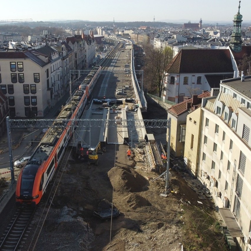 Kraków. Postęp prac na budowie estakad kolejowych w centrum. Powstają kolejne tory [ZDJĘCIA]