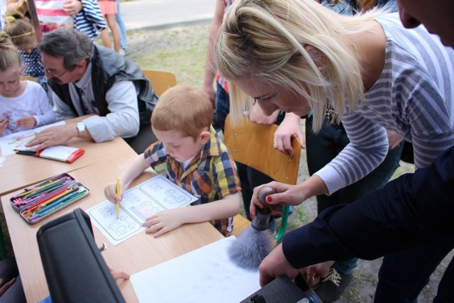 W dniu 09 maja 2015r. przy Zespole Szkół w Osieku n/Wisłą odbył się Festyn Rodzinny pod hasłem ,,Bezpiecznie, zdrowo i sportowo". Funkcjonariusze zorganizowali stanowisko prezentujące pracę Policji.

Festyn w Osieku. Policjanci pokazali tajniki swojej pracy [ZDJĘCIA]