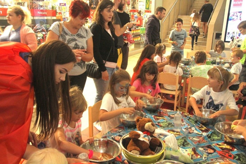 7. urodziny Galerii Echo w Kielcach. Na klientów czekała moc atrakcji, rabaty i... tort z 1000 muffinek [ZDJĘCIA]