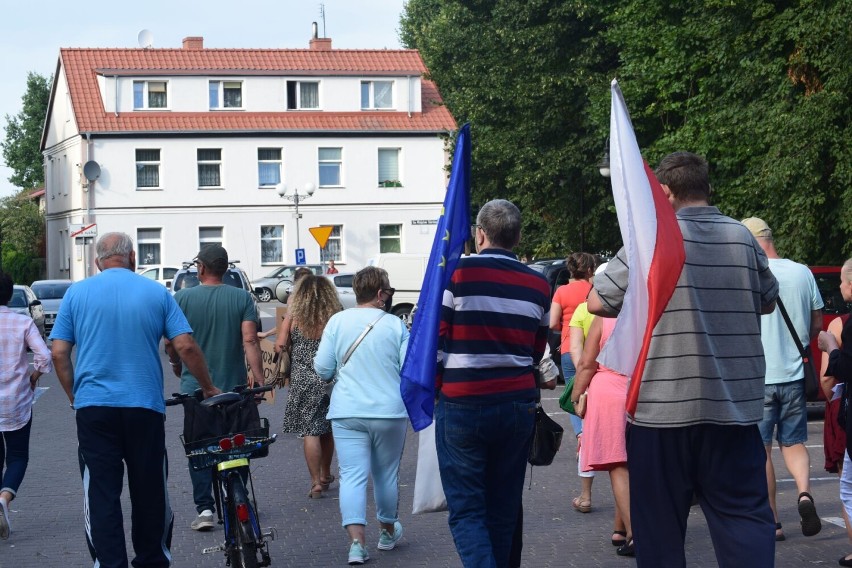 "Wolne Media Wolni Ludzie Wolna Polska". Protestujący przeszli ulicami Nowego Dworu Gdańskiego