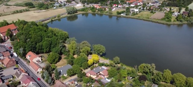 Jeziora w Rogoźnie i okolicach są przygotowane na tegoroczny sezon wakacyjny, zapewnia Roman Szuberski, Burmistrz Rogoźna.