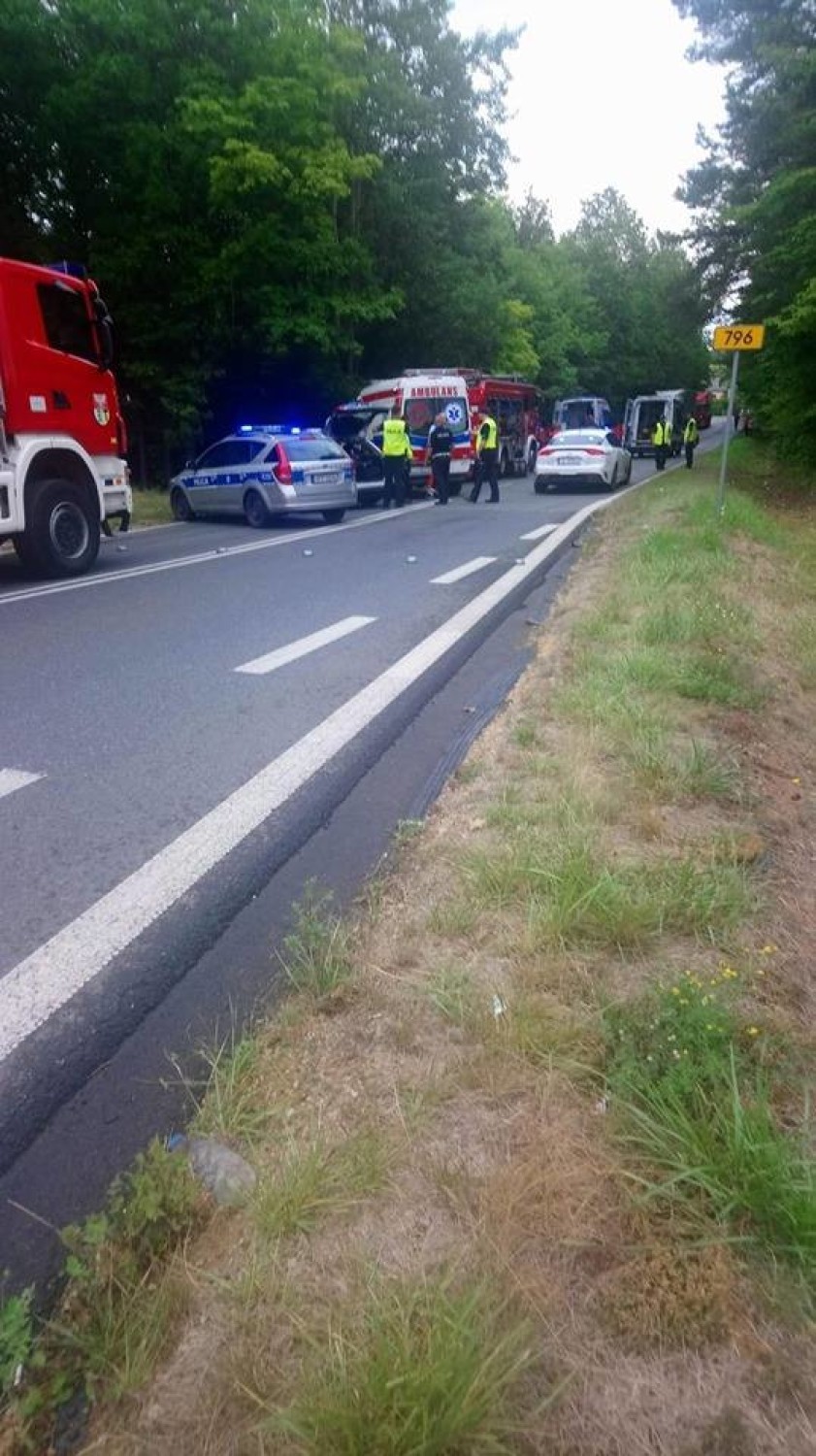 Dąbrowa Górnicza: śmiertelny wypadek na DW 796 w dzielnicy Ząbkowice. Jedna osoba nie żyje, dwie są ranne [ZDJĘCIA]