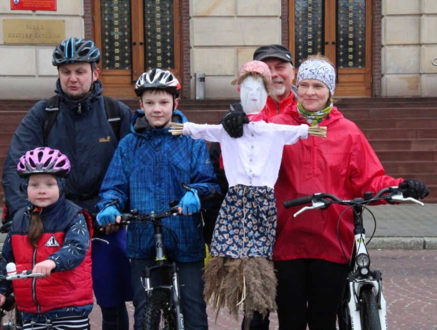 Rowerowe topienie marzanny to już dąbrowska tradycja