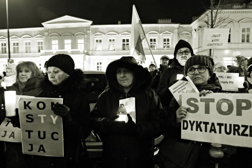 Pikieta KOD przed Sądem Okręgowym w Lublinie. "Suweren mówi...