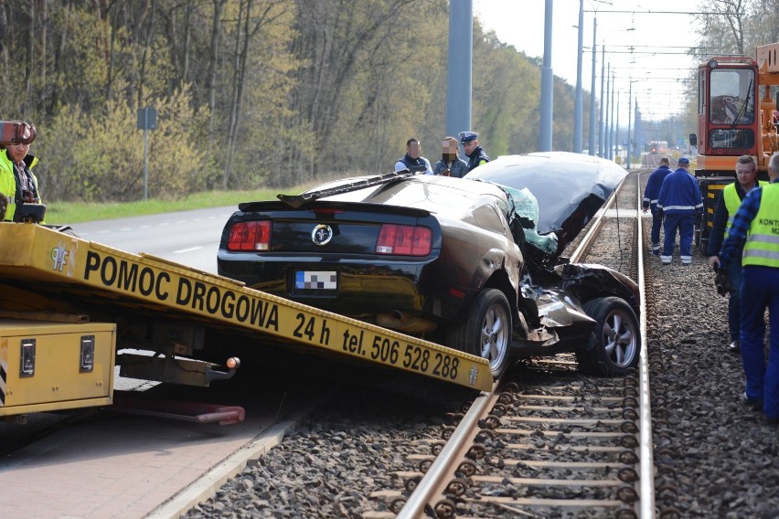 Mustang zderzył się z tramwajem w Grudziądzu. Jedna osoba w szpitalu, uszkodzone torowisko [wideo, zdjęcia]