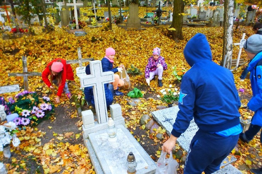 Porządkujemy groby na naszym cmentarzu [zdjęcia]