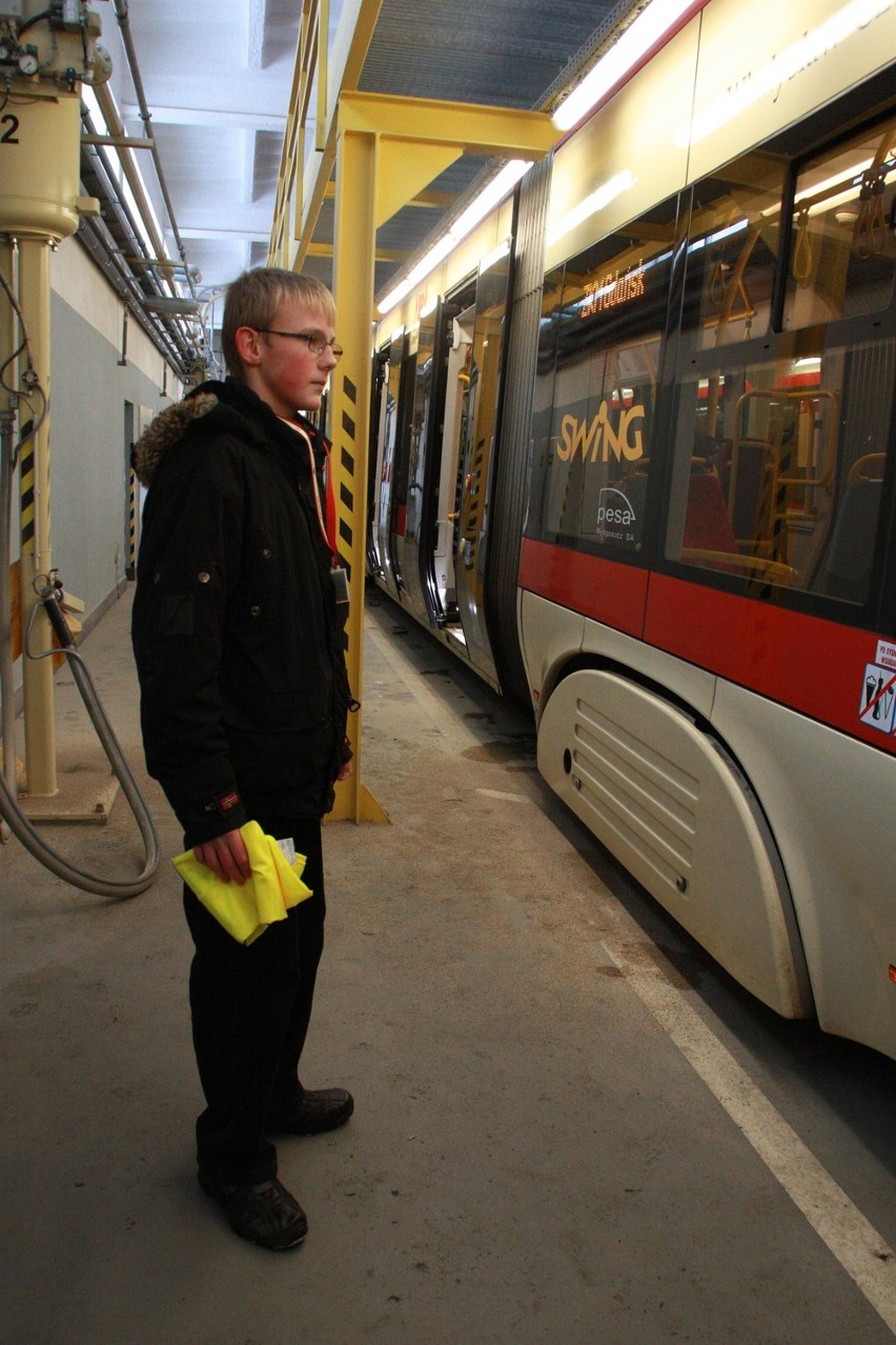 Akademia Przyszłości. Spełniło się marzenie 14-letniego Andrzeja. Został motorniczym tramwaju!