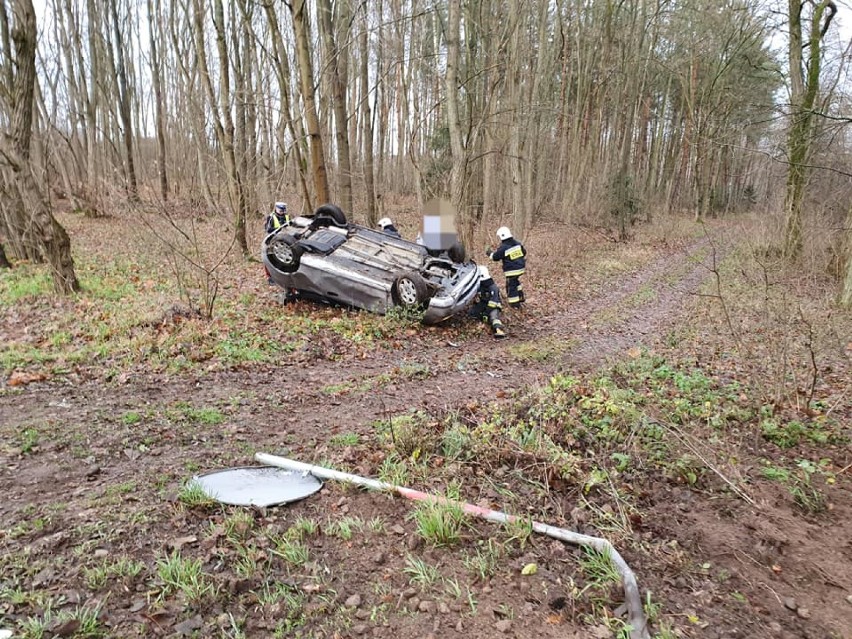 Wypadek na trasie Pietronki - Rataje. Dachował samochód osobowy, jedna osoba trafiła do szpitala (ZDJĘCIA)