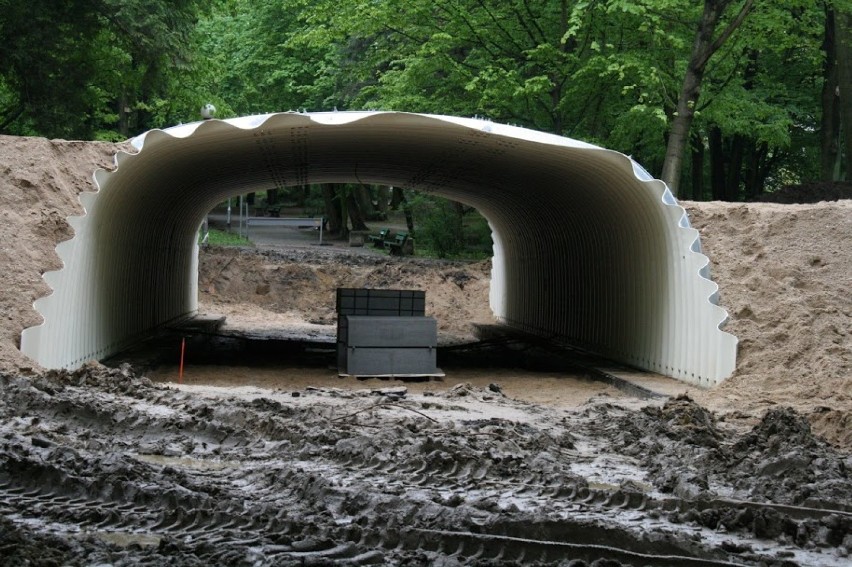 Droga przez Park Piastowski (ulica księdza Kazimierza...