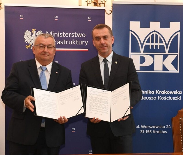 Minister infrastruktury Andrzej Adamczyk i rektor Politechniki Krakowskiej prof. Andrzej Szarata podpisali porozumienie w sprawie współpracy kierowanych przez nich instytucji.