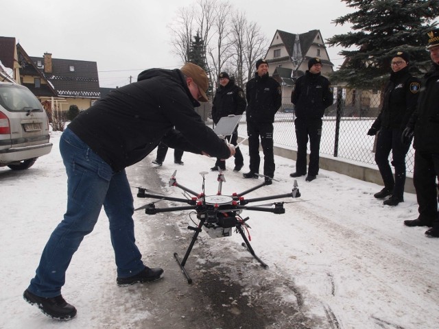 Z latającego laboratorium korzystają już strażnicy w różnych rejonach Polski. Na zdjęciu testy drona z czujnikami w Zakopanem