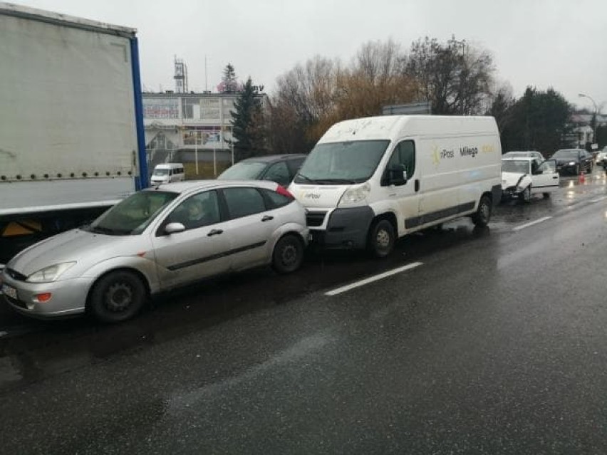 Karambol w Sandomierzu. Zderzenie trzech samochodów i busa. Są utrudnienia