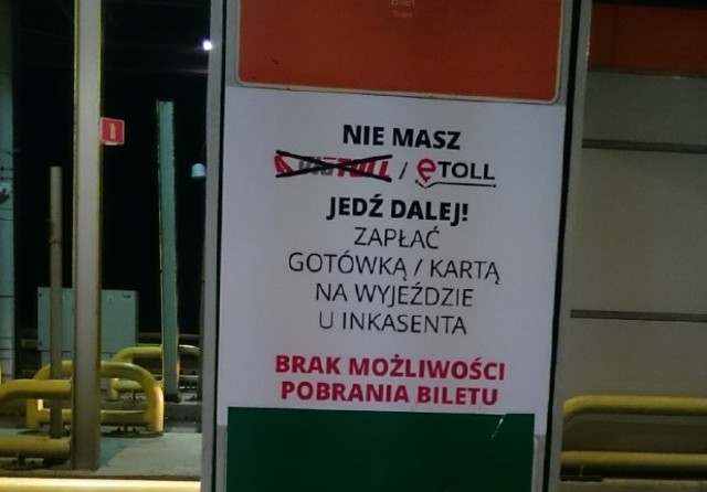 Naklejka, która wprowadza kierowców w błąd? Zapłacą więcej za pomyłkę na autostradowych bramkach