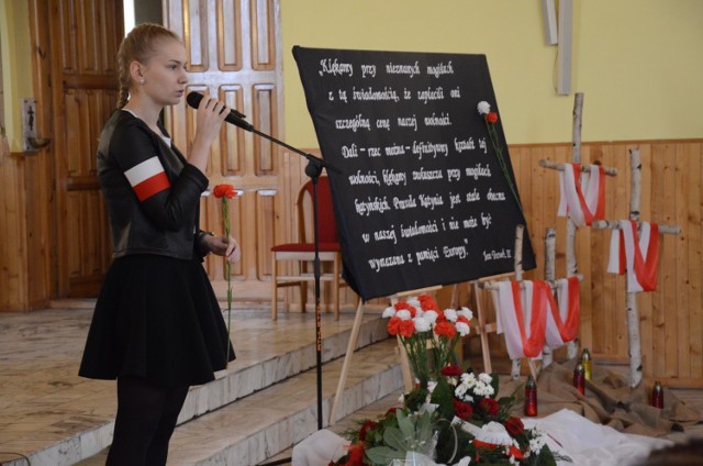 Podczas obchodów w Łękawie uczniowie zaprezentowali spektakl słowno-muzyczny
