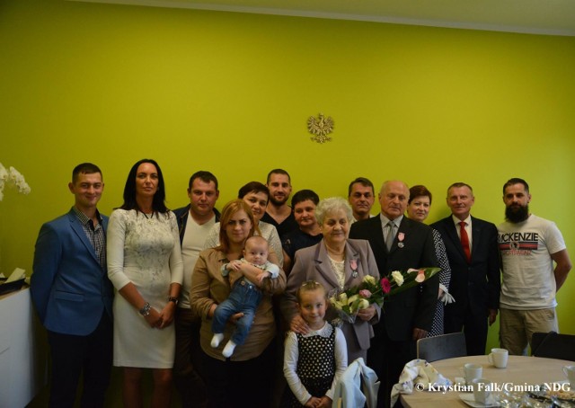 Nowy Dwór Gdański. Teresa i Zenon Antonowicz świętowali Złote Gody. Jubilatów odznaczono prezydenckimi Medalami za Długoletnie Pożycie Małżeńskie.