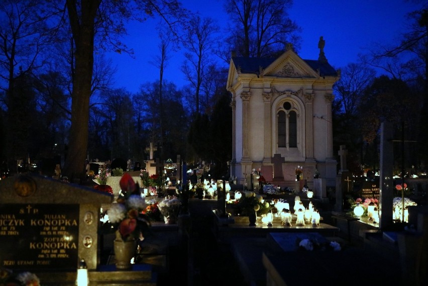 Piotrkowski cmentarz nocą we Wszystkich Świętych 2019 roku