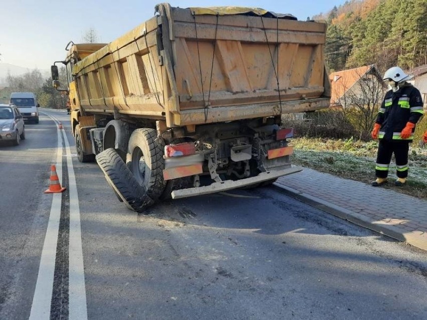  Czerniec. Osobówka rozbita przez koło, które "uciekło" od ciężarówki